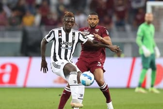 Moise Kean von Juventus Turin behauptet den Ball im Zweikampf mit Gleison Bremer vom Stadtrivalen FC Turin.
