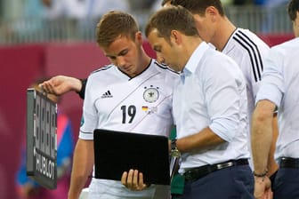 Vor fast zehn Jahren: Hansi Flick (M.), damals noch Co-Trainer von Joachim Löw, gibt Mario Götze (l.) taktische Anweidungen vor einem Länderspiel der DFB-Elf gegen Griechenland im Jahr 2012.