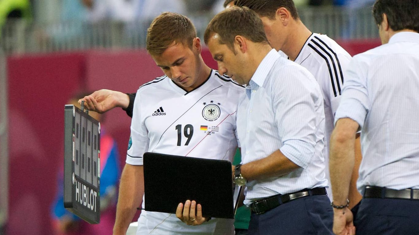 Vor fast zehn Jahren: Hansi Flick (M.), damals noch Co-Trainer von Joachim Löw, gibt Mario Götze (l.) taktische Anweidungen vor einem Länderspiel der DFB-Elf gegen Griechenland im Jahr 2012.