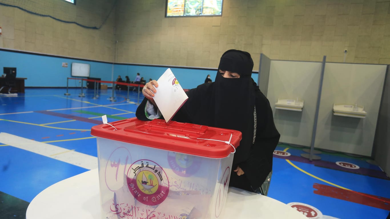 Eine Frau gibt ihre Stimme bei den Wahlen zum Beratergremium Schura in Katar ab. Keine der 26 Kandidatinnen erhielt einen Sitz.