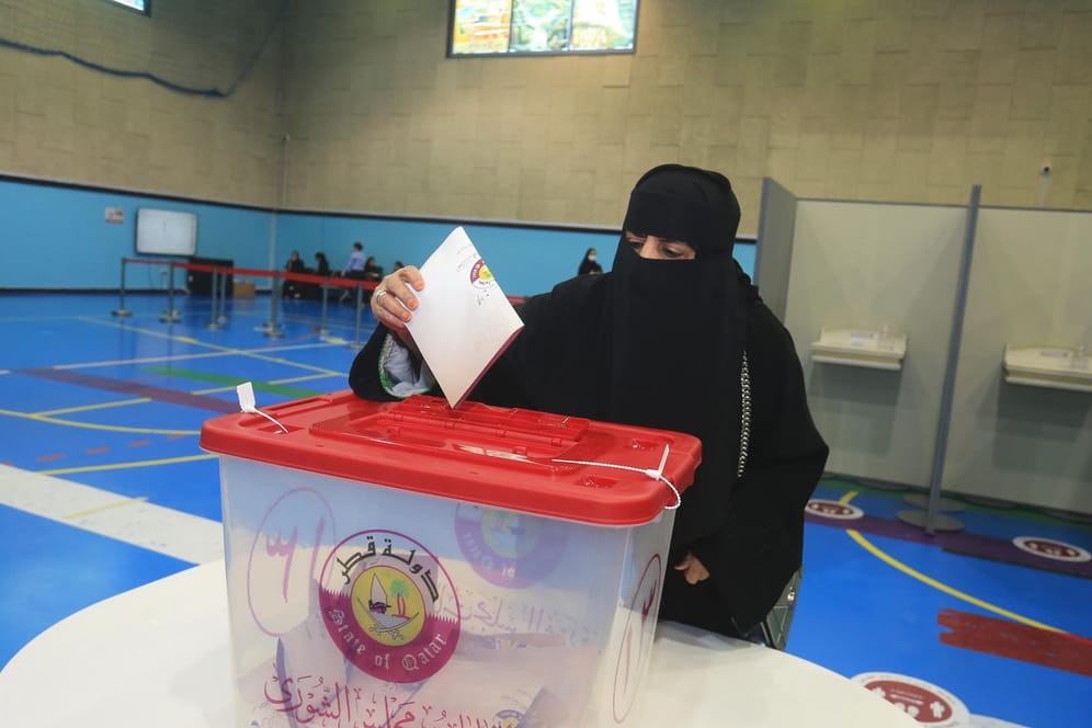 Eine Frau gibt ihre Stimme bei den Wahlen zum Beratergremium Schura in Katar ab. Keine der 26 Kandidatinnen erhielt einen Sitz.