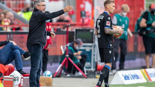 Urs Fischer gestikuliert