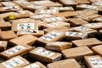 Päckchen mit Kokain liegen auf einem Haufen (Symbolbild). In Frankreich fand die Polizei 700 Kilogramm der Droge.