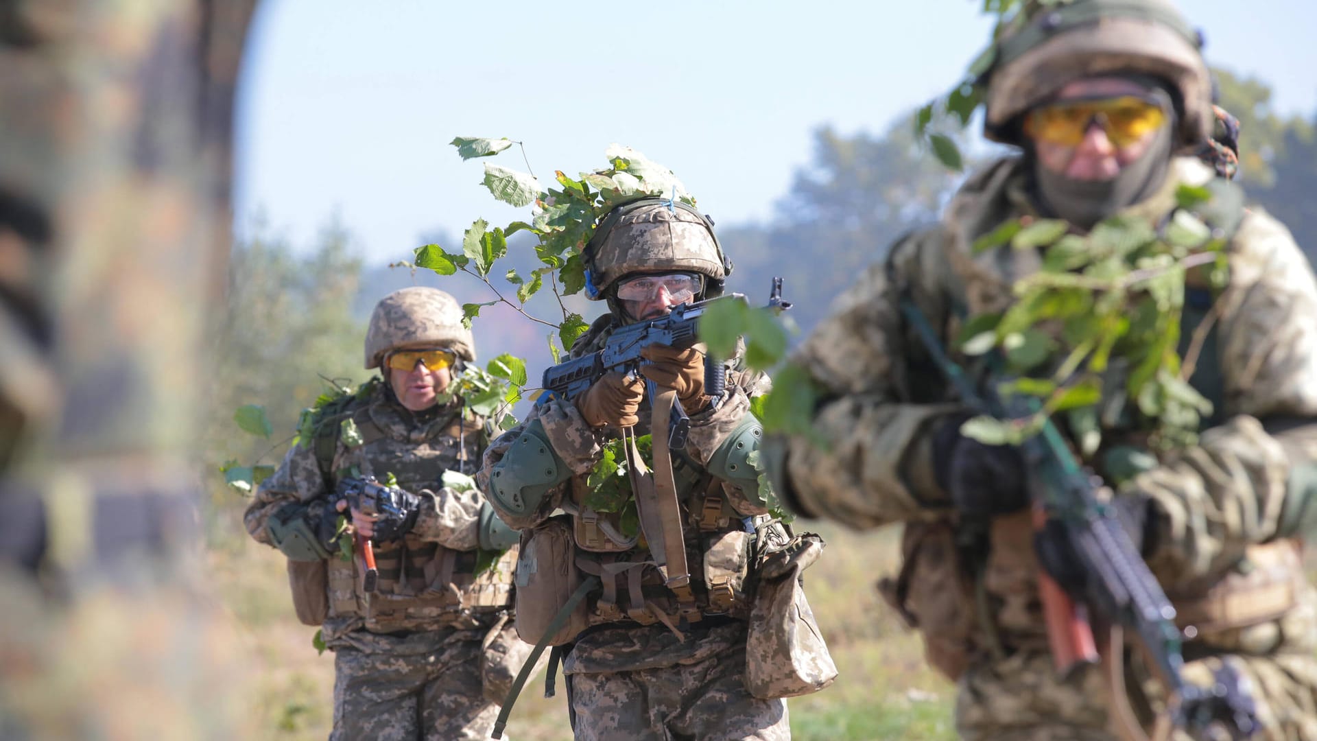 Ukrainische Soldaten üben im Westen des Landes (Archivbild). In der EU soll es Pläne geben, eine Ausbildungsmission zu etablieren.