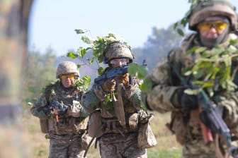 Ukrainische Soldaten üben im Westen des Landes (Archivbild). In der EU soll es Pläne geben, eine Ausbildungsmission zu etablieren.
