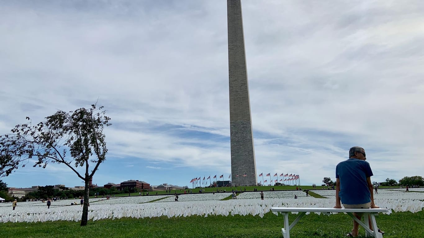 Ein Besucher vor dem Gedenkfeld auf der National Mall in Washington