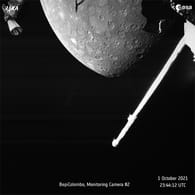 Das Bild zeigt Teile der Merkur-Sonde "BepiColombo" sowie einen Teil des Planeten Merkur.