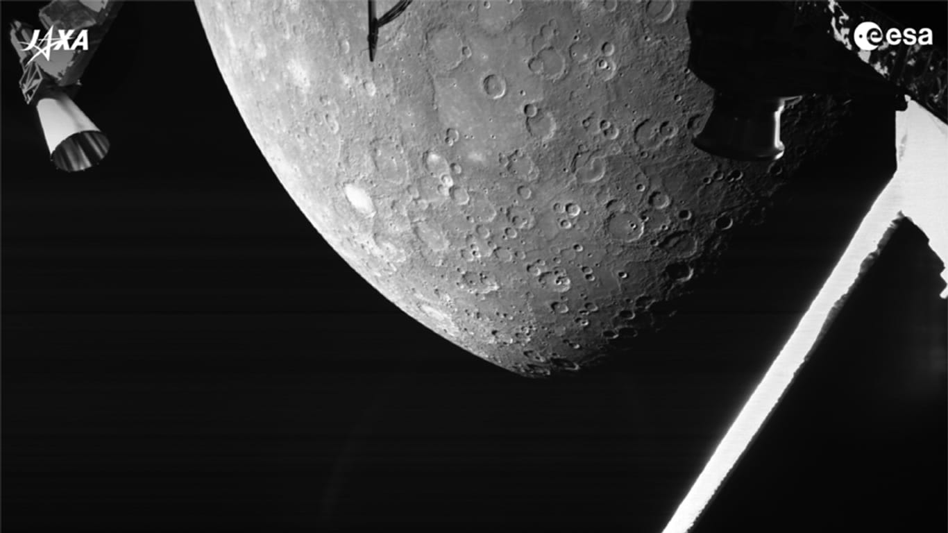 Das Bild zeigt Teile der Merkur-Sonde "BepiColombo" sowie einen Teil des Planeten Merkur.