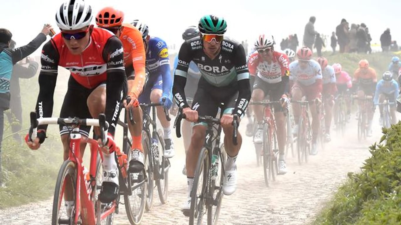 Beim Radklassiker Paris-Roubaix sind Fahrer auf Kopfsteinpflaster unterwegs.