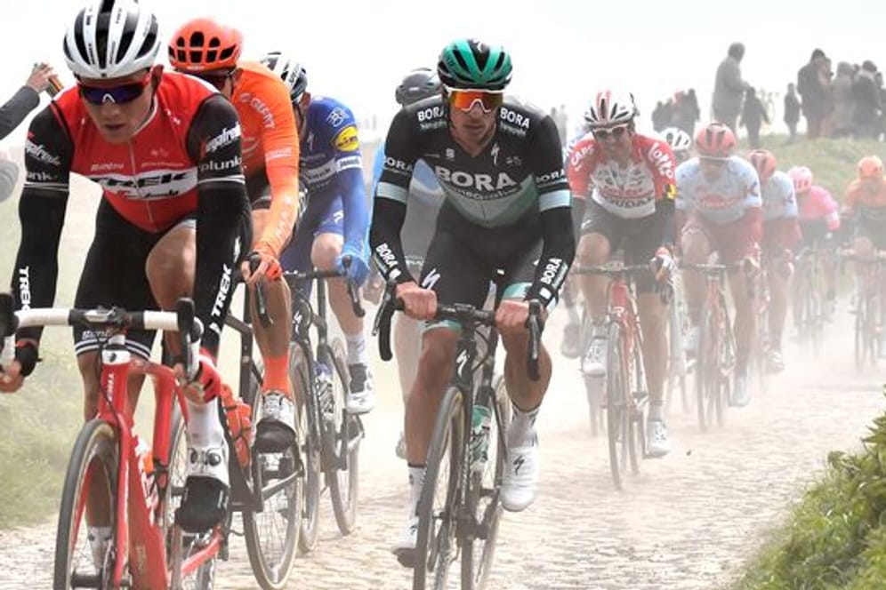 Beim Radklassiker Paris-Roubaix sind Fahrer auf Kopfsteinpflaster unterwegs.