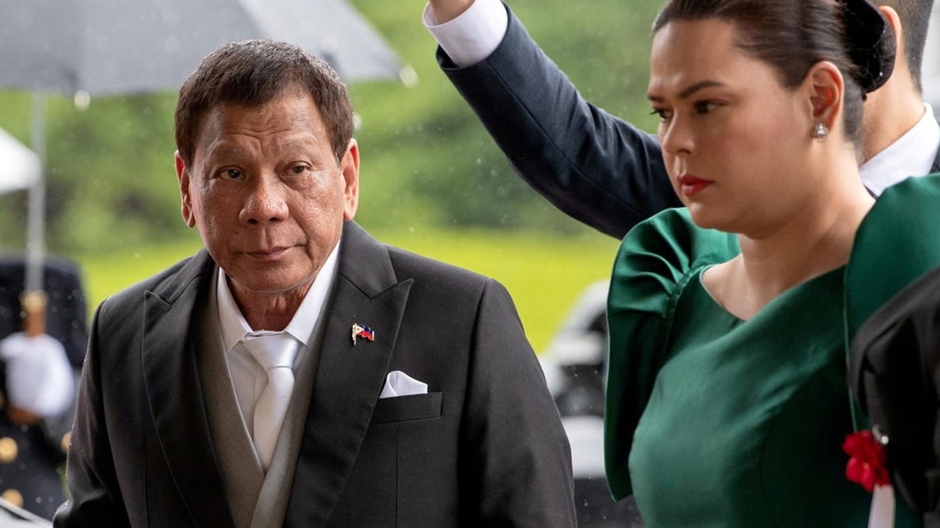 Rodrigo Duterte und seine Tochter Sara Duterte-Carpio: Der philippinische Präsident darf bei der Wahl im kommenden Jahr nicht erneut antreten. (Archivfoto)