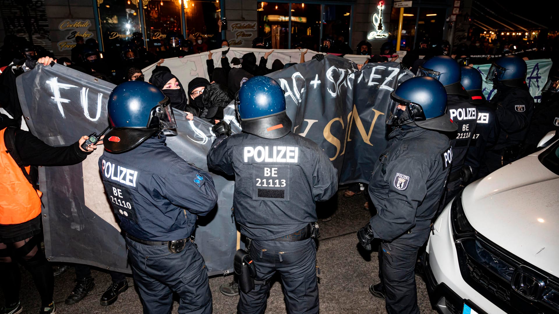 Polizeikräfte stehen an einer Demonstration linker Gruppen gegen eine geplante Räumung eines alternativen Wohnwagen-Camps an der Köpenicker Straße. Polizeikräfte stehen an einer Demonstration linker Gruppen gegen eine geplante Räumung eines alternativen Wohnwagen-Camps an der Köpenicker Straße.