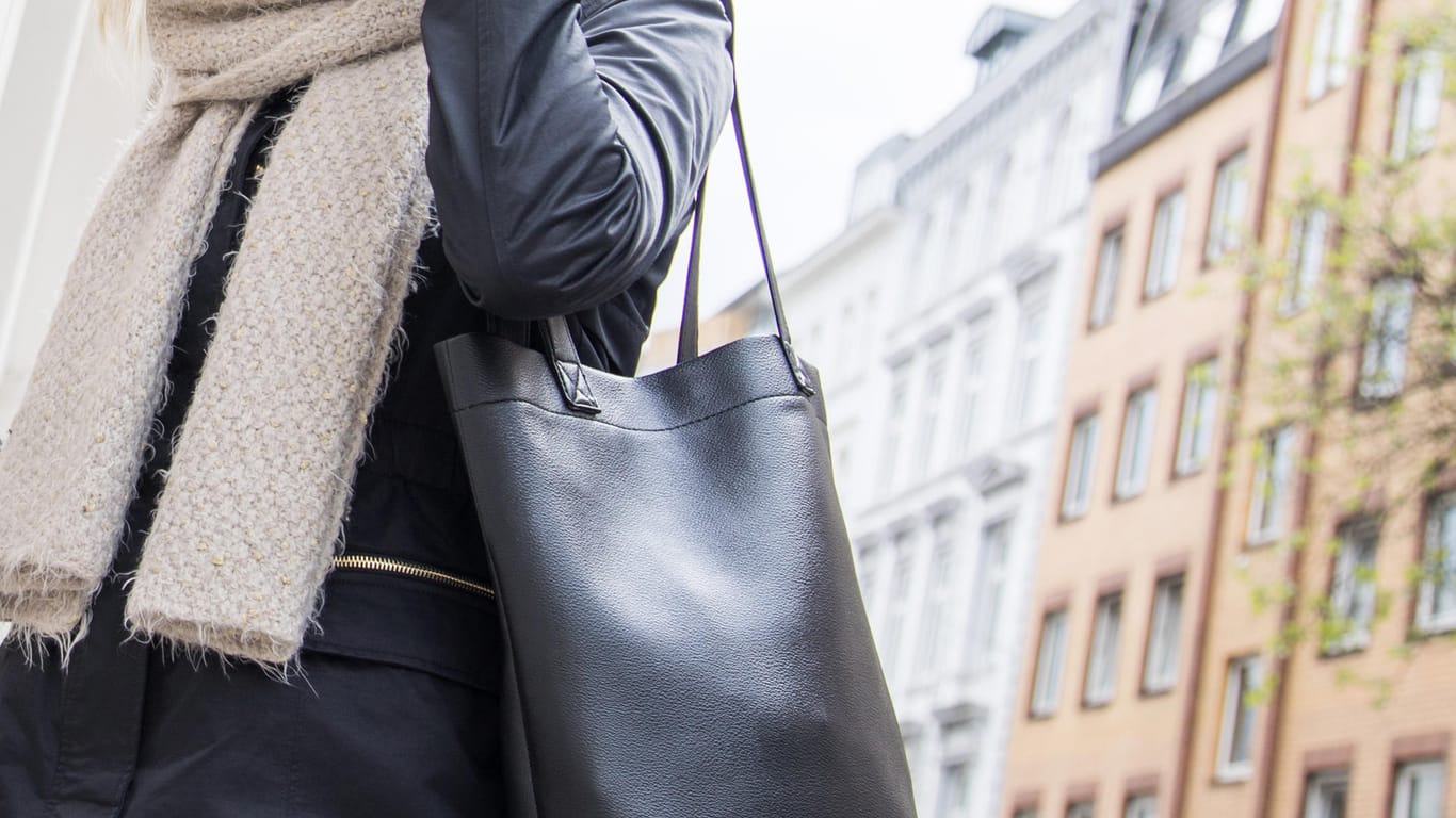Handtasche: Oft haben Frauen eine Lieblingsseite, auf der sie ihre Tasche tragen.