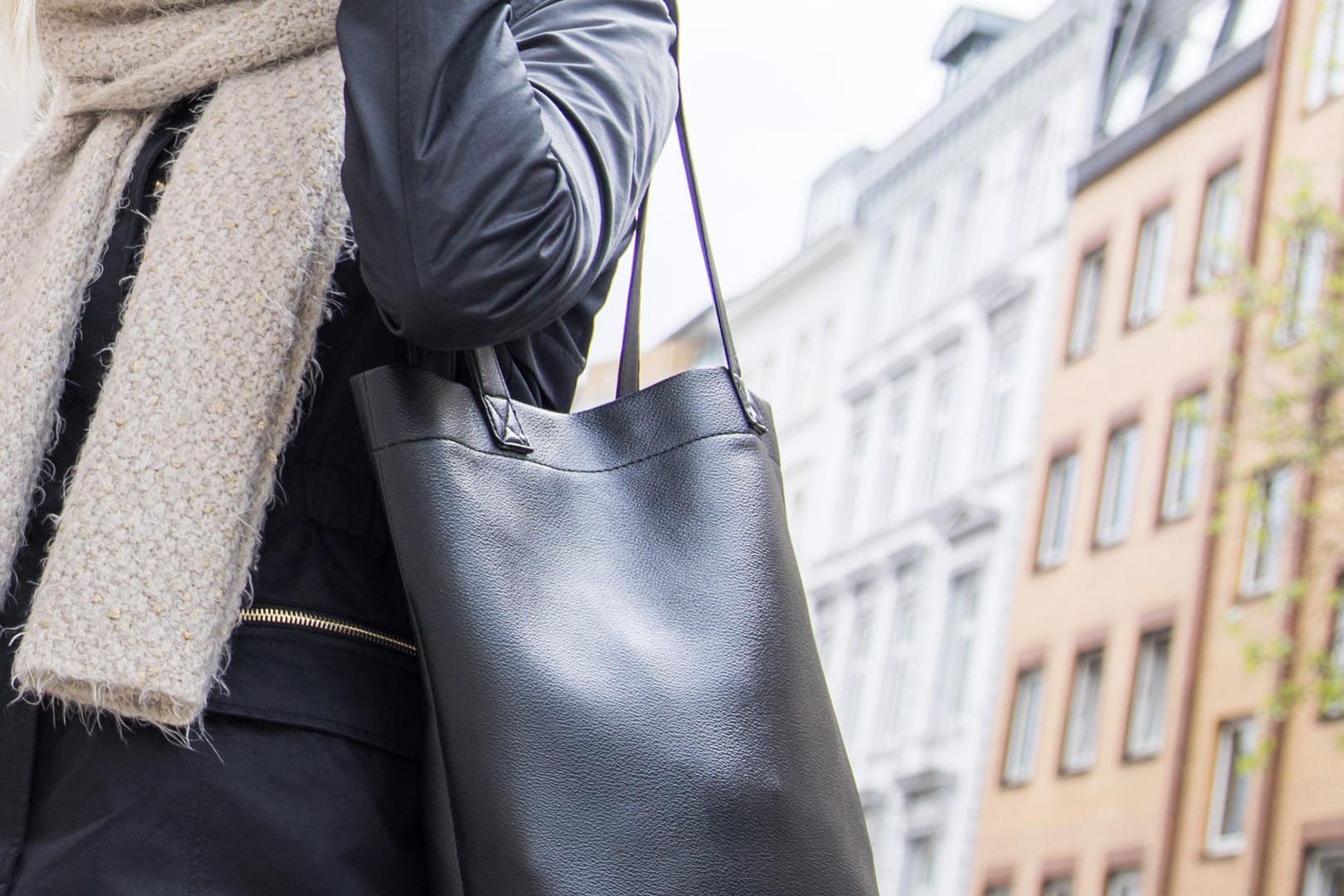 Handtasche: Oft haben Frauen eine Lieblingsseite, auf der sie ihre Tasche tragen.