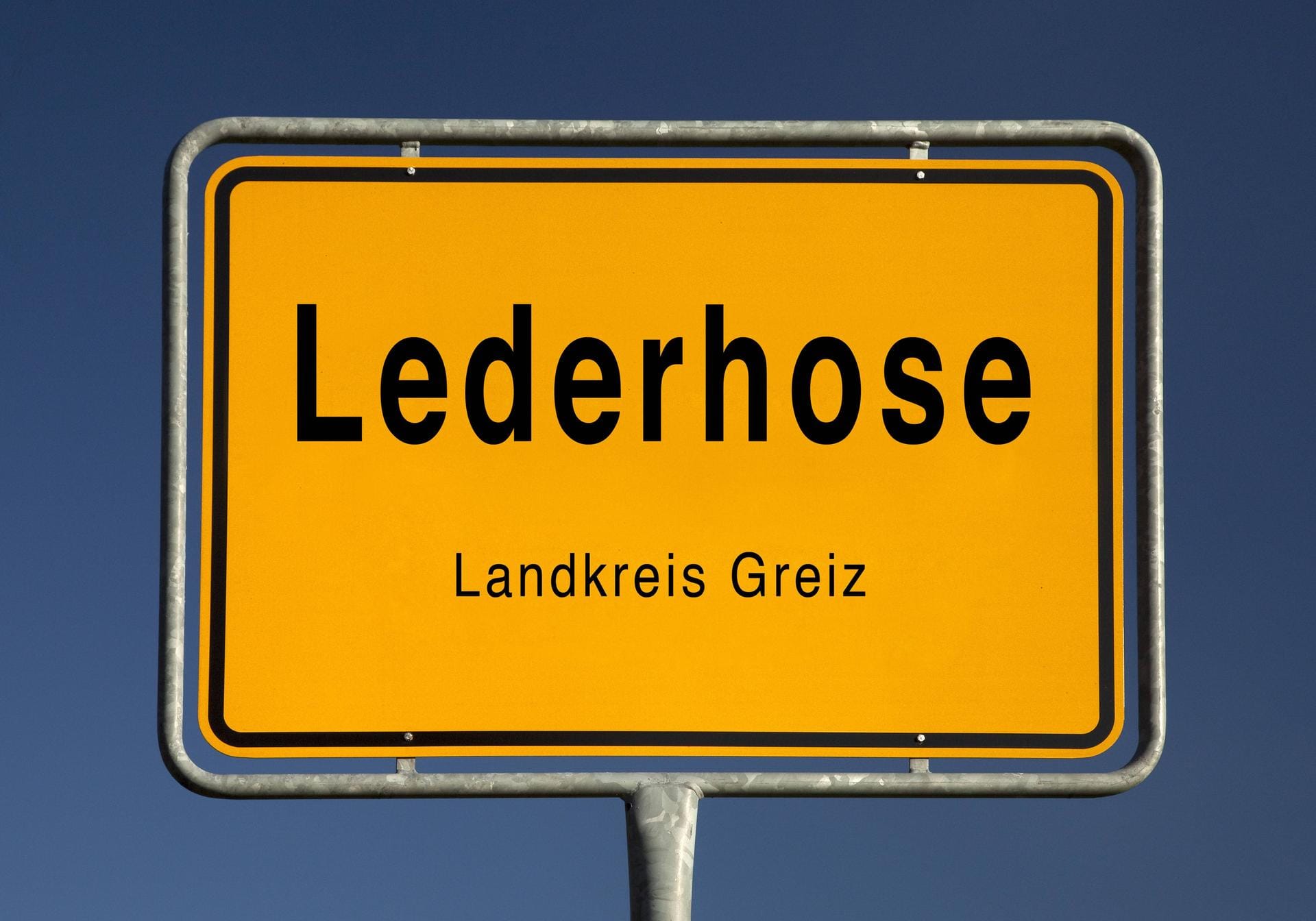 Der Ort Lederhose liegt in Thüringen.