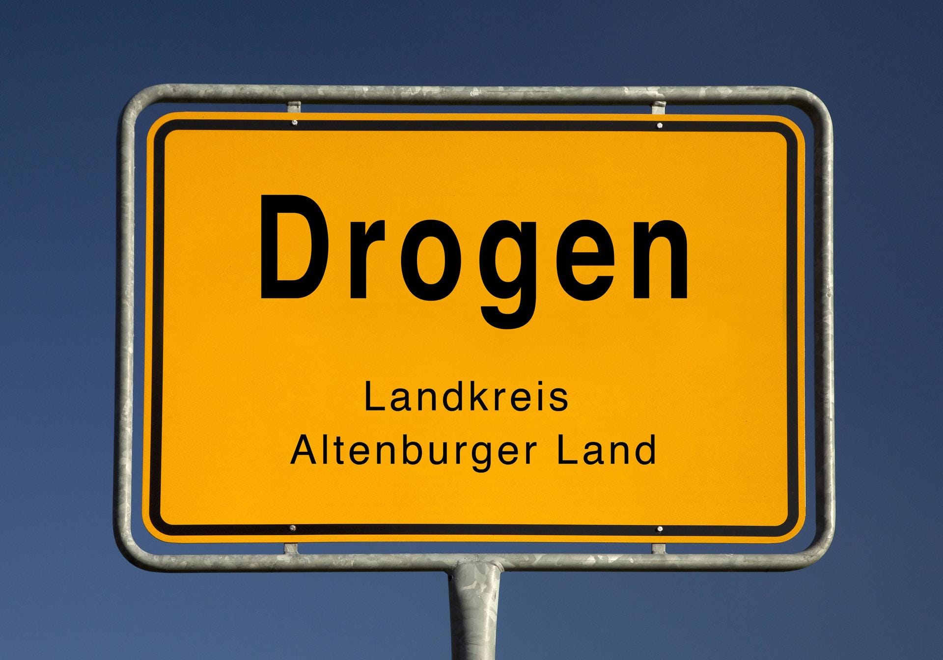 Im Landkreis Altenburger Land in Thüringen findet sich das Ortsschild "Drogen".
