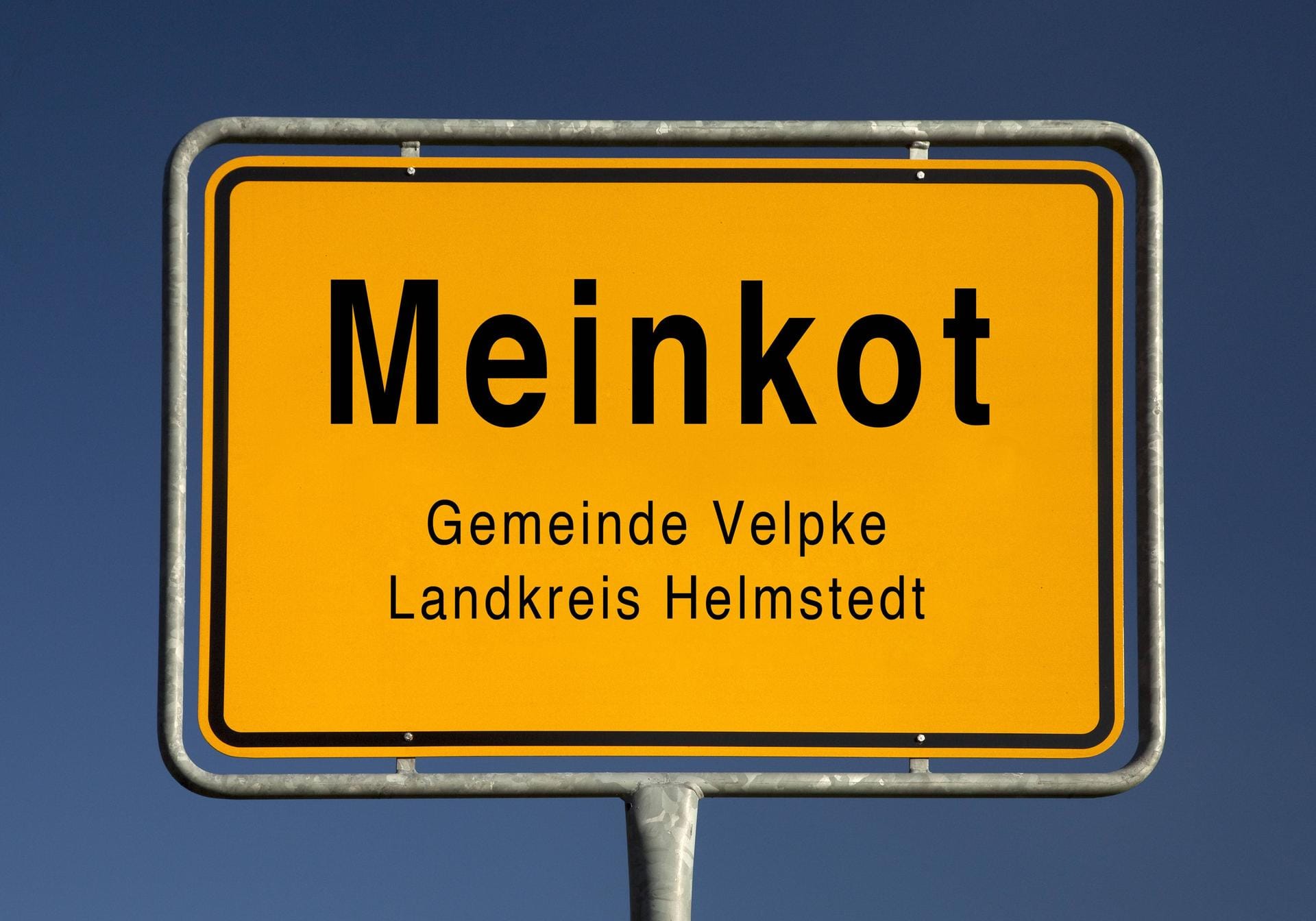 Das Ortseingangsschild von Meinkot befindet sich im Landkreis Helmstedt in Niedersachsen.