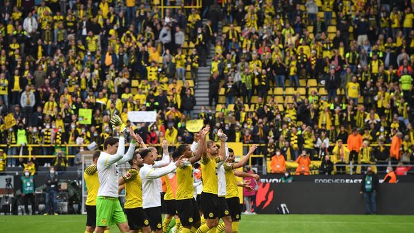Dortmunds Spieler bedanken sich bei den Fans nach dem 2:1-Sieg gegen den FC Augsburg für die Unterstützung.