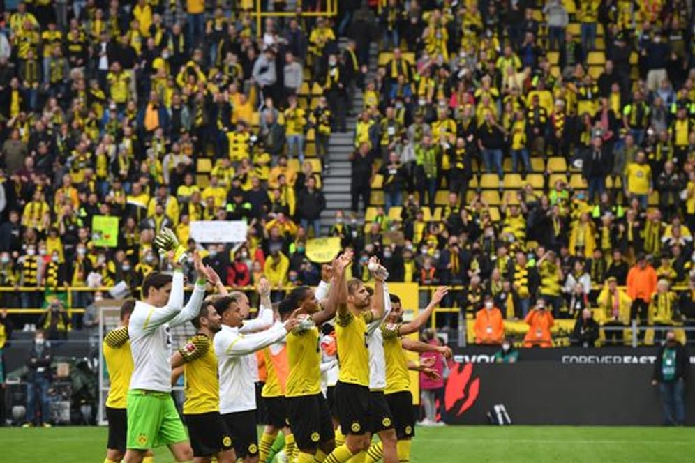Dortmunds Spieler bedanken sich bei den Fans nach dem 2:1-Sieg gegen den FC Augsburg für die Unterstützung.