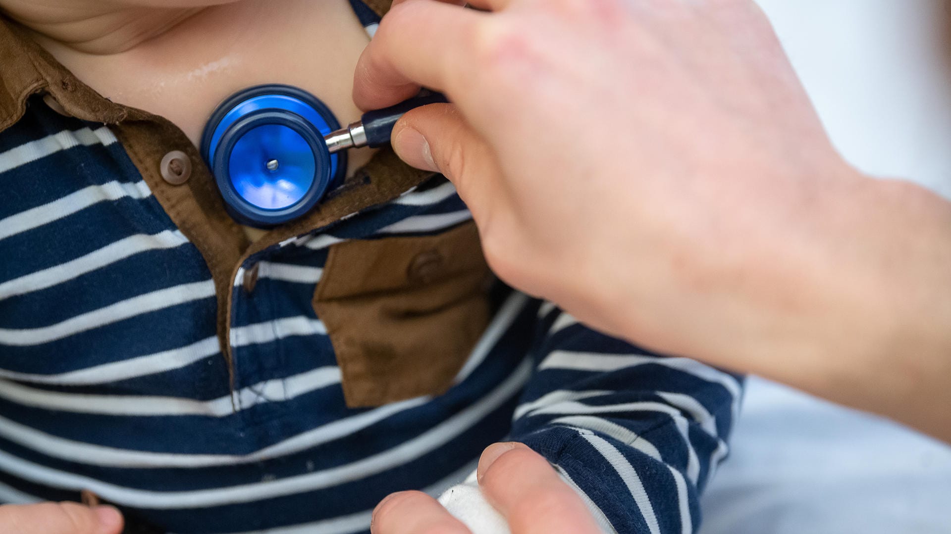 Untersuchung beim Arzt: Auffallend viele Kinder machen seit einigen Wochen Atemwegsinfekte durch, die eigentlich erst in den Wintermonaten zu erwarten sind