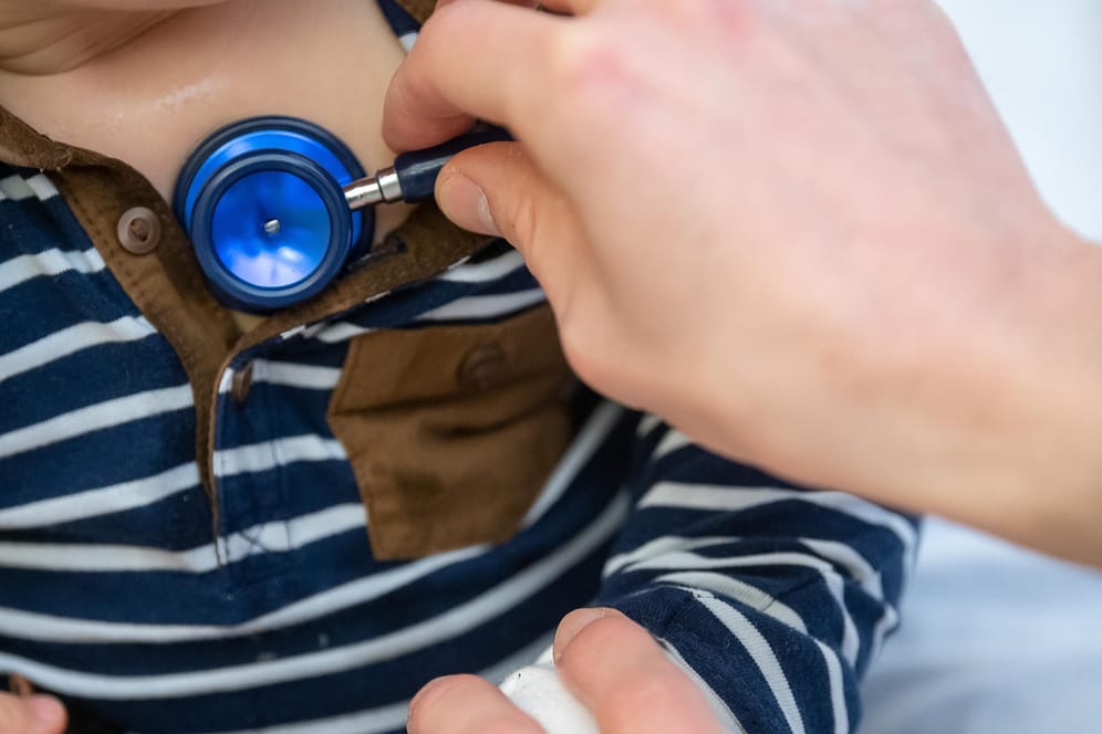 Untersuchung beim Arzt: Auffallend viele Kinder machen seit einigen Wochen Atemwegsinfekte durch, die eigentlich erst in den Wintermonaten zu erwarten sind