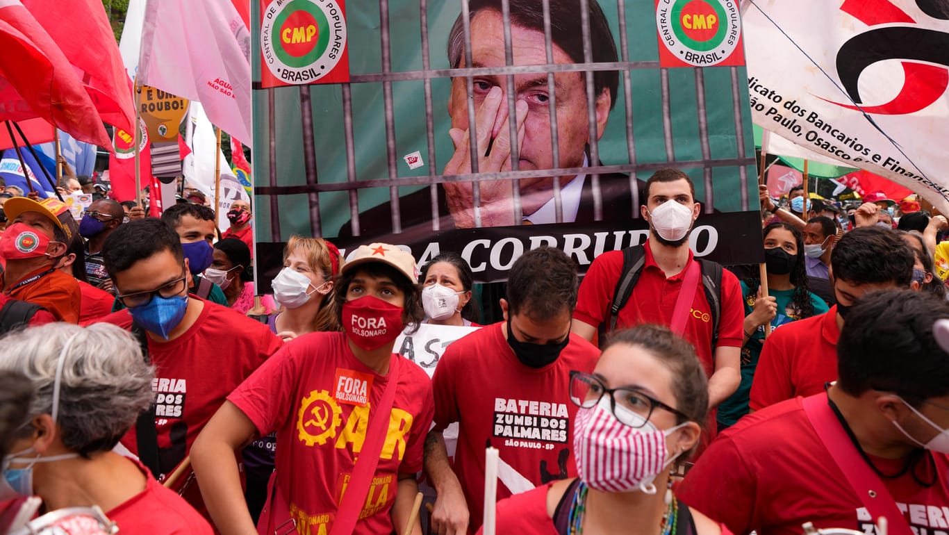 Protest gegen Jair Bolsonaro in São Paulo: Gegen Brasiliens Präsident laufen mehrere Verfahren, das Parlament richtete einen Untersuchungsausschuss ein.
