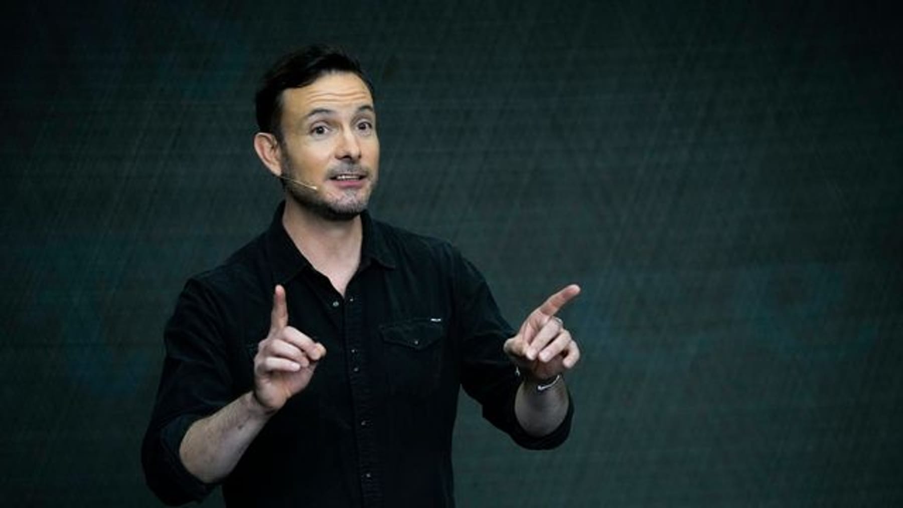 Bühne Eric Gauthier mit PandemieTanzprojekt in Moskau gefeiert