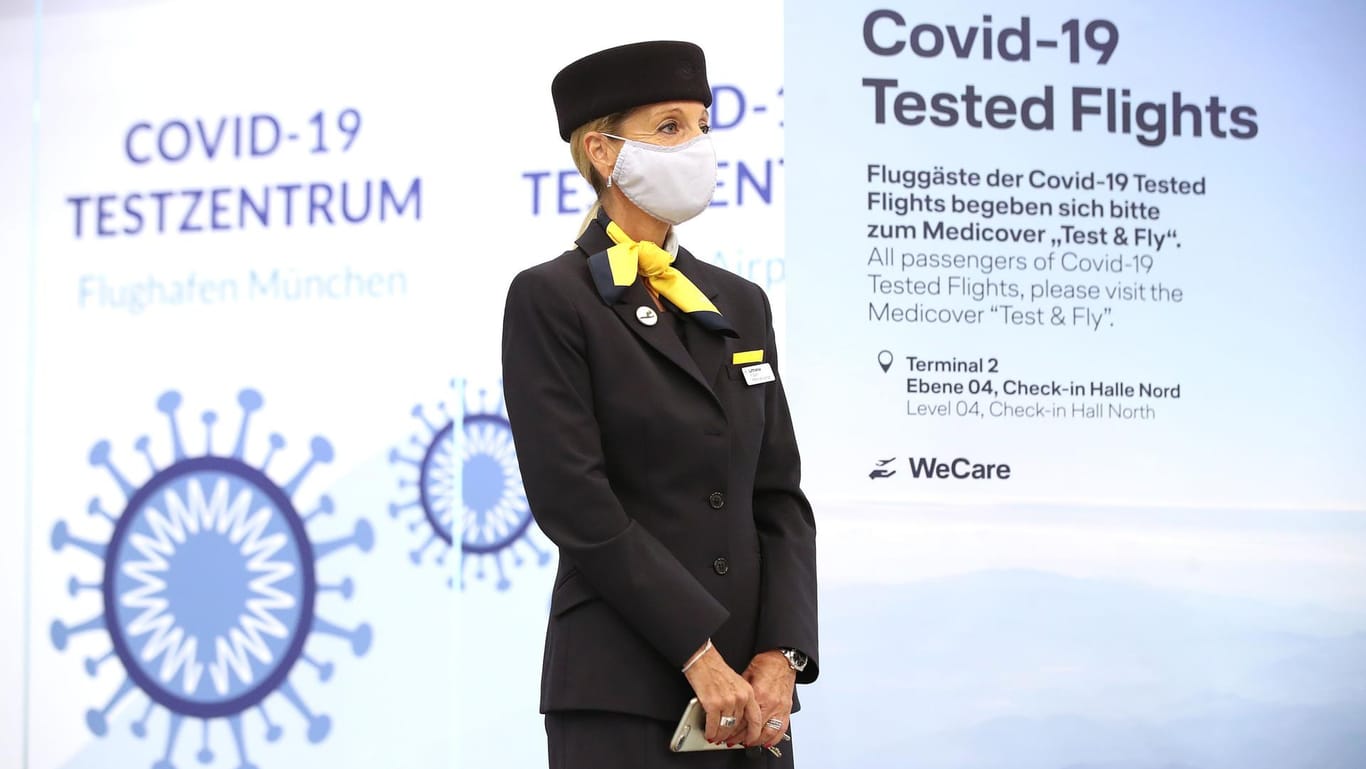 Lufthansa-Mitarbeiterin: Die Fluggesellschaft wirbt stark für eine Impfpflicht gegen Covid-19.