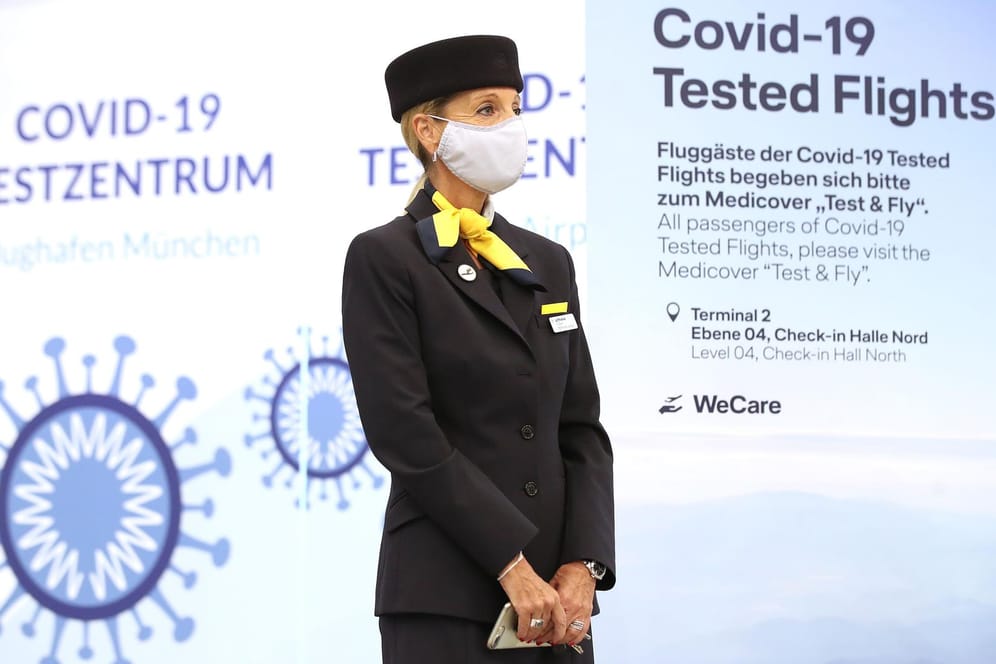 Lufthansa-Mitarbeiterin: Die Fluggesellschaft wirbt stark für eine Impfpflicht gegen Covid-19.