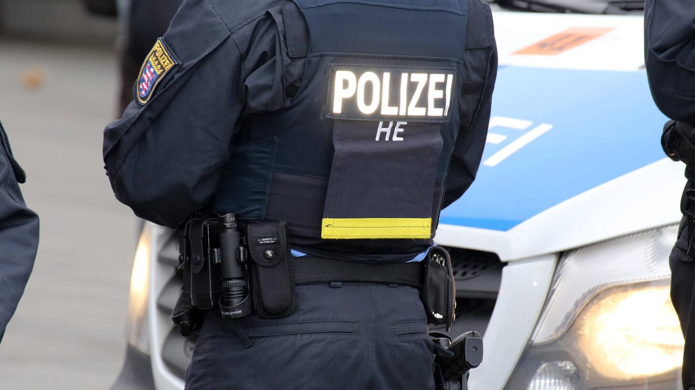 Polizist in Hessen (Symbolbild): Den Beamten wird vorgeworfen, einen Apotheker geschlagen zu haben.
