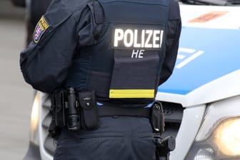 Polizist in Hessen (Symbolbild): Den Beamten wird vorgeworfen, einen Apotheker geschlagen zu haben.