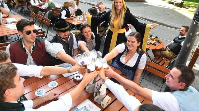 Viktoria Ostler, das Münchner Kindl in einem Gasthaus (Archivbild): Die Wirtshauswiesn ist in München zu Ende gegangen. Viktoria Ostler, das Münchner Kindl in einem Gasthaus (Archivbild): Die Wirtshauswiesn ist in München zu Ende gegangen.