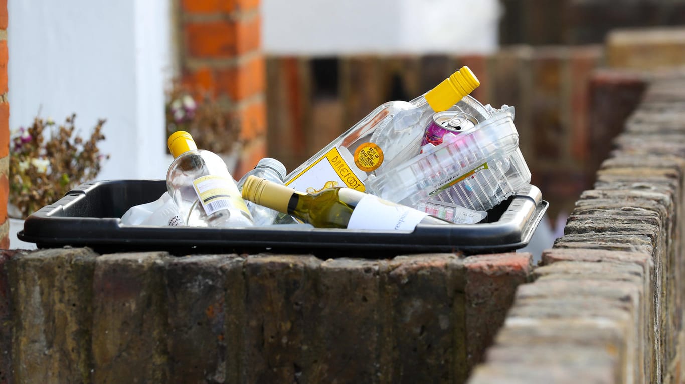 Leere Flaschen im Müll (Symbolbild): Ein Jugendlicher liegt nach Alkoholkonsum in der Klinik.