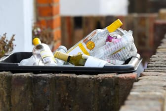 Leere Flaschen im Müll (Symbolbild): Ein Jugendlicher liegt nach Alkoholkonsum in der Klinik.