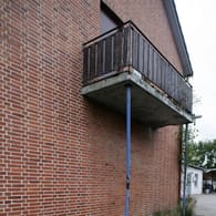Ein maroder Balkon: In Baden-Württemberg ist ein Hausbesitzer bei Renovierungsarbeiten erschlagen worden. (Symbolfoto)