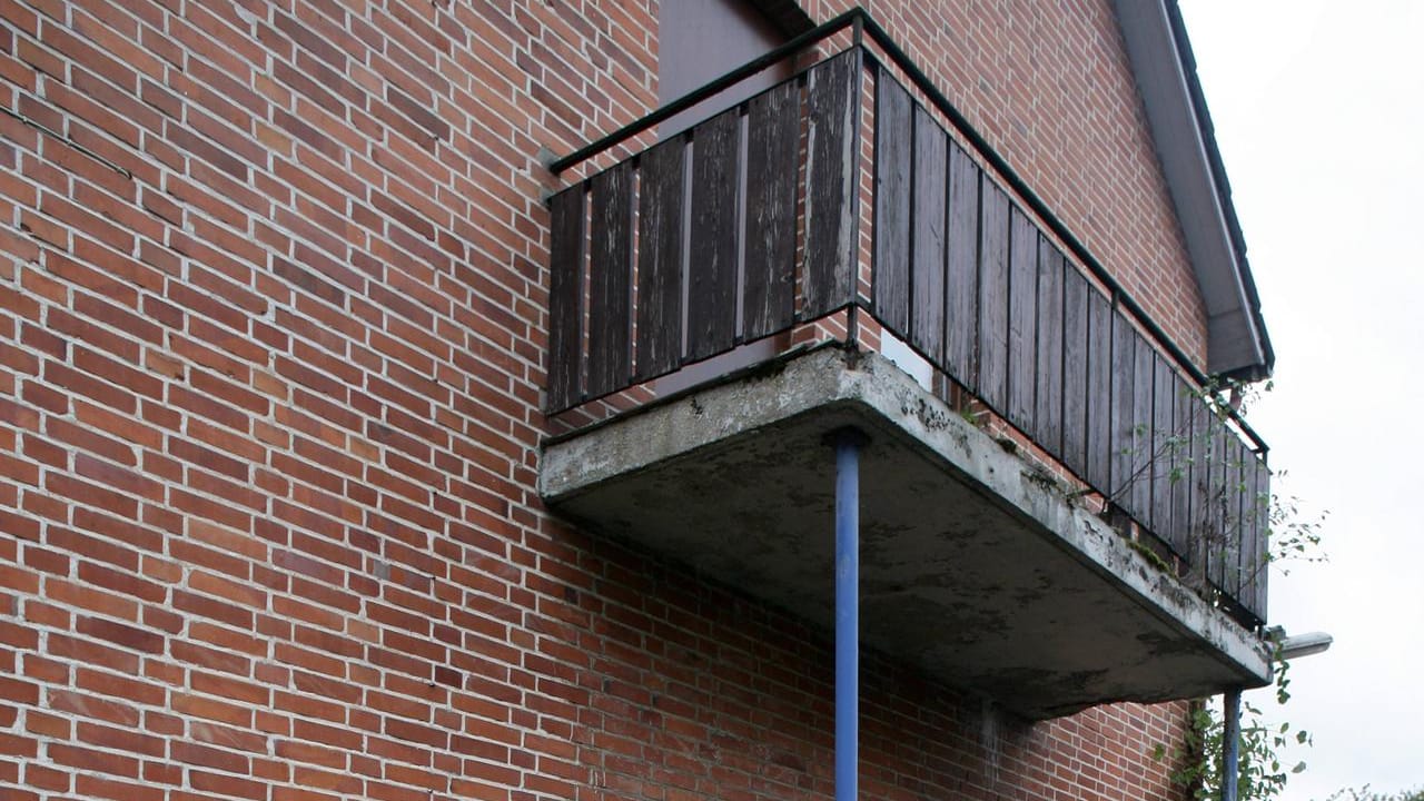 Ein maroder Balkon: In Baden-Württemberg ist ein Hausbesitzer bei Renovierungsarbeiten erschlagen worden. (Symbolfoto) Ein maroder Balkon: In Baden-Württemberg ist ein Hausbesitzer bei Renovierungsarbeiten erschlagen worden. (Symbolfoto)
