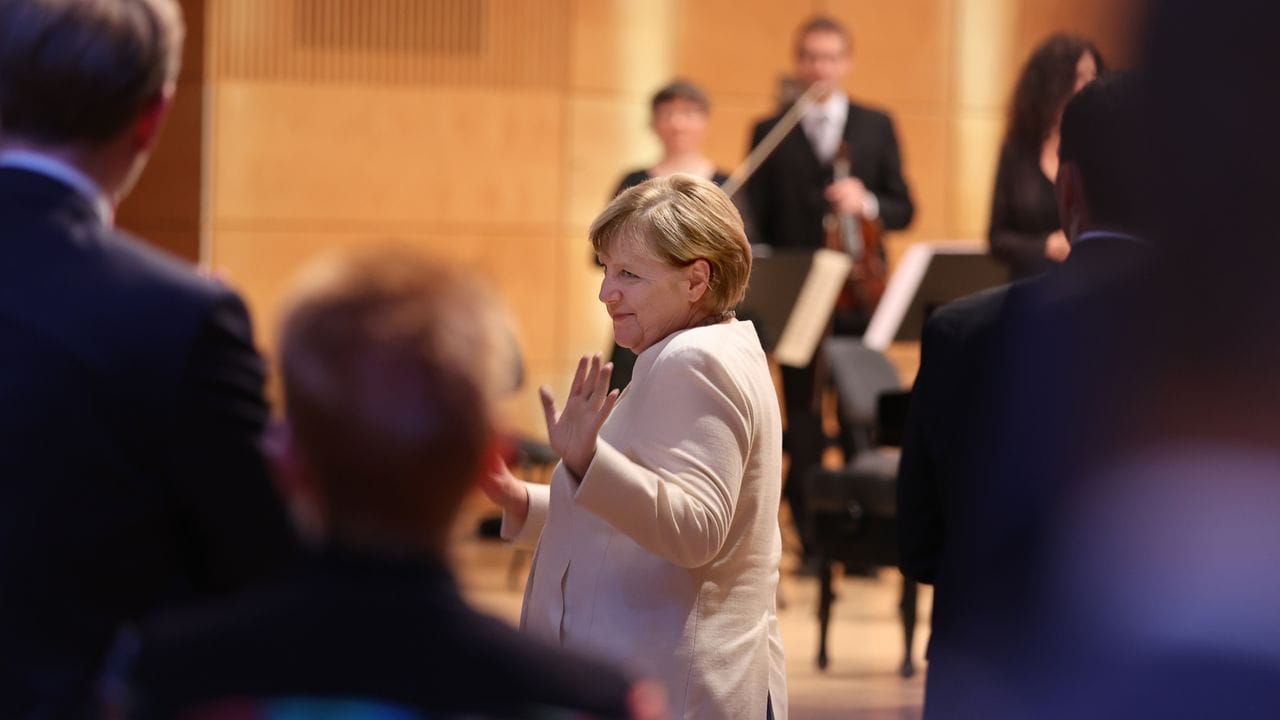 Angela Merkel bedankt sich nach ihrer Rede beim Publikum.