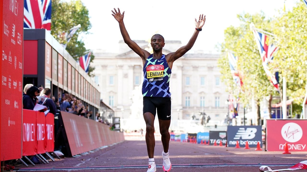Der Äthiopier Sisay Lemma kam als schnellster Mann in 2:04:01 Stunden ins Ziel.