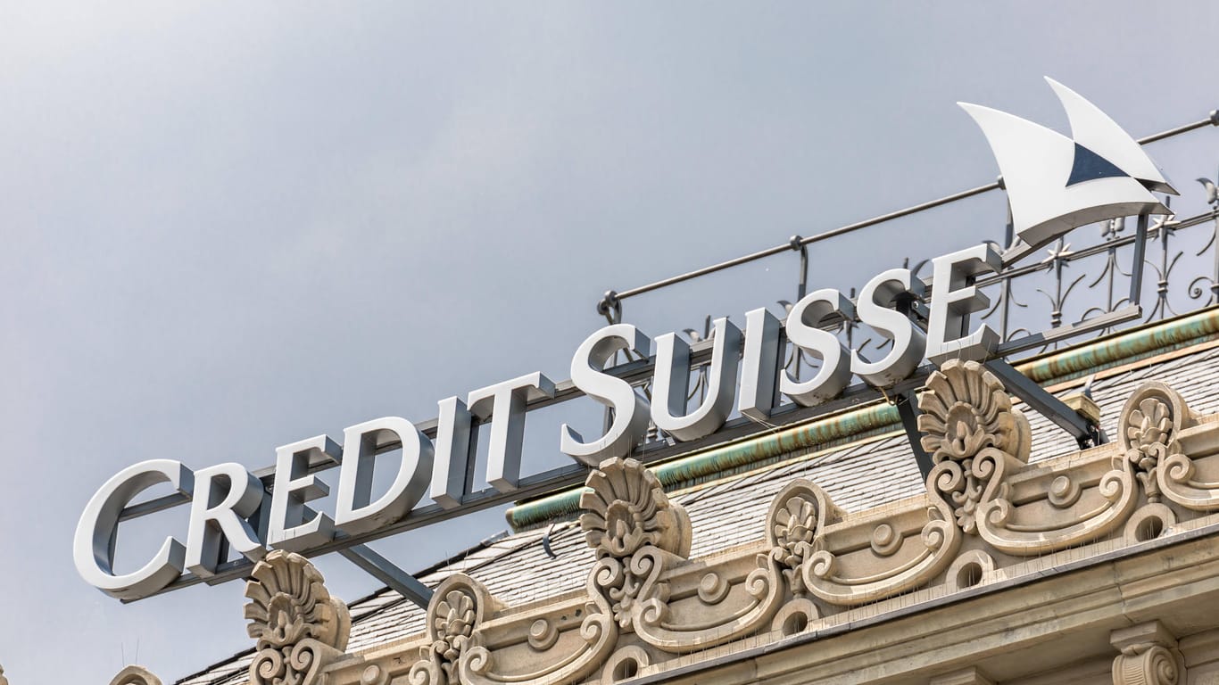 Logo auf dem Zentralgebäude der Credit Suisse in Zürich: Die Bank hatte zusammen mit der insolventen Greensill-Bank Fonds betrieben.