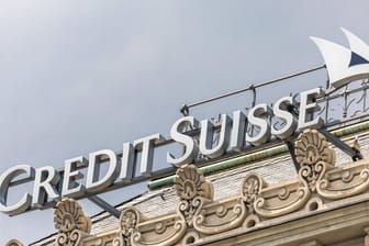 Logo auf dem Zentralgebäude der Credit Suisse in Zürich: Die Bank hatte zusammen mit der insolventen Greensill-Bank Fonds betrieben.