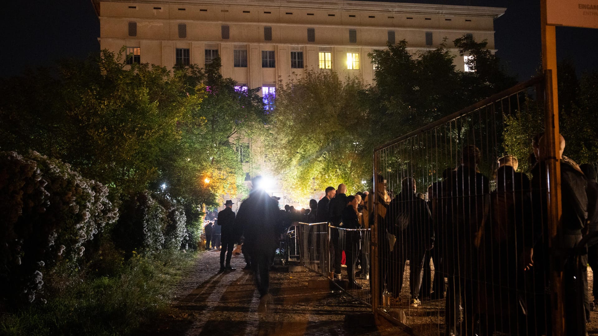 Menschen vor dem Berghain: Drinnen dauert die Party mehr als einen Tag lang an.