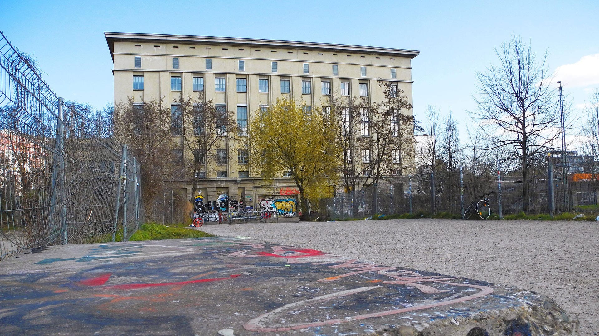 Blick auf den Szene-Club bei Tag: Wegen der Corona-Pandemie fand mehr als anderthalb Jahre lang keine Party im Berghain statt.