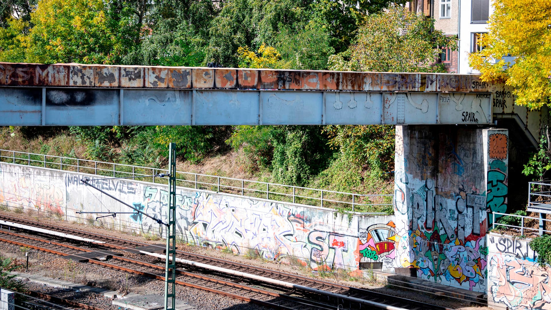 Die Brücke mit der beschädigten Stromleitung nahe der S-Bahn Station Schönhauser Allee: In Berlin waren Tausende Haushalte nach einem Brand ohne Strom.