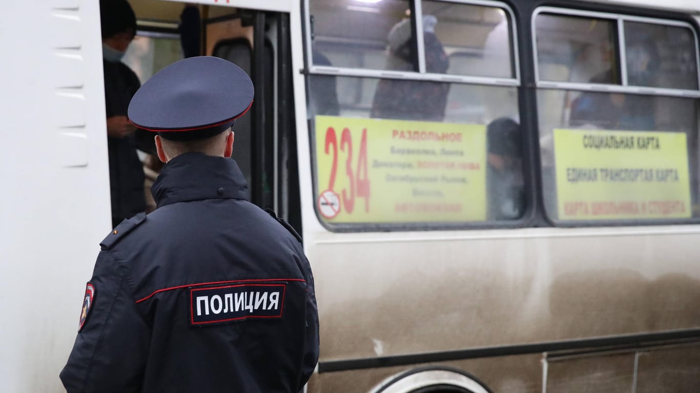 Polizist in Russland (Symbolbild): Drei Studentinnen sind mutmaßlich von einem 30-Jährigen getötet worden.
