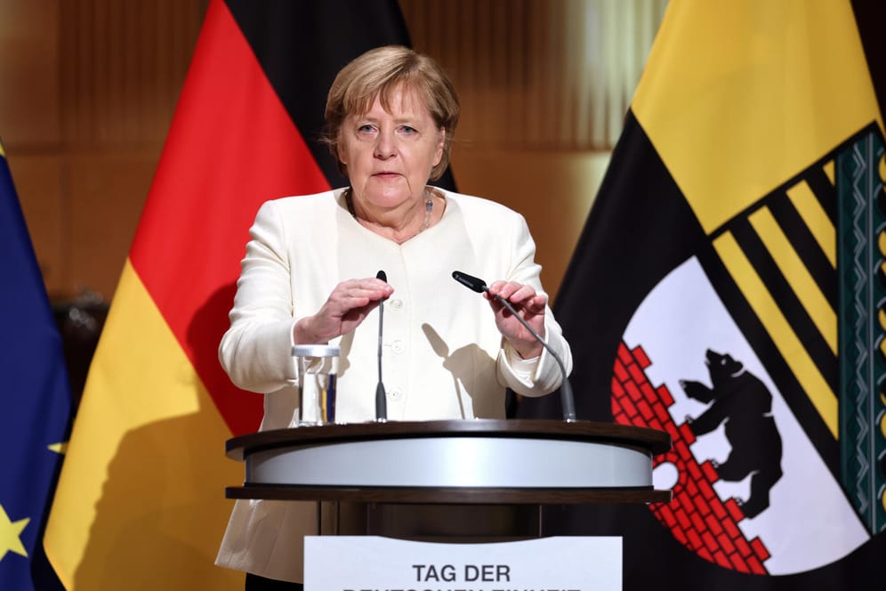 Bundeskanzlerin Angela Merkel (CDU) spricht beim Festakt zum Tag der Deutschen Einheit in der Händel-Halle.
