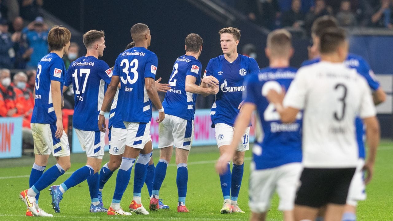 Die Schalker Mannschaft feiert Marius Bülter (3. Die Schalker Mannschaft feiert Marius Bülter (3.