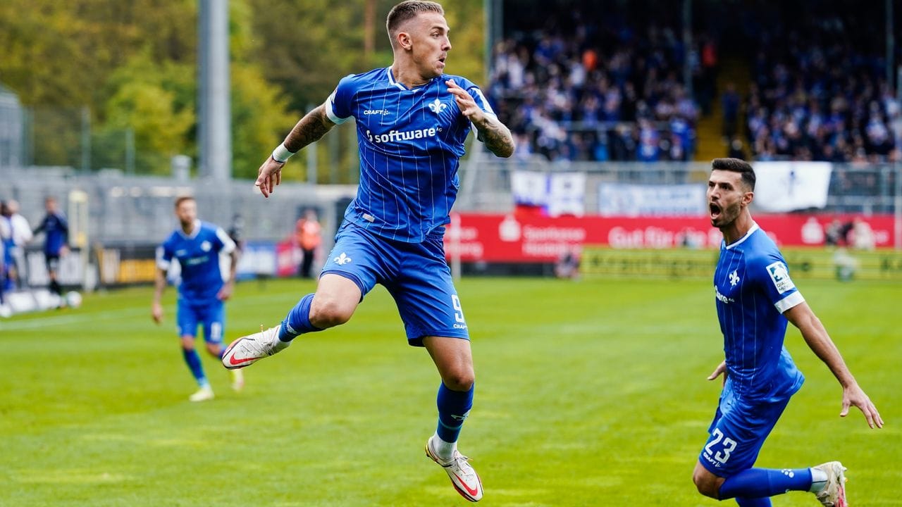 Darmstadts Torschütze Phillip Tietz (l) jubelt mit Mannschaftskamerad Klaus Gjasula über das Tor zur 1:0-Führung. Darmstadts Torschütze Phillip Tietz (l) jubelt mit Mannschaftskamerad Klaus Gjasula über das Tor zur 1:0-Führung.