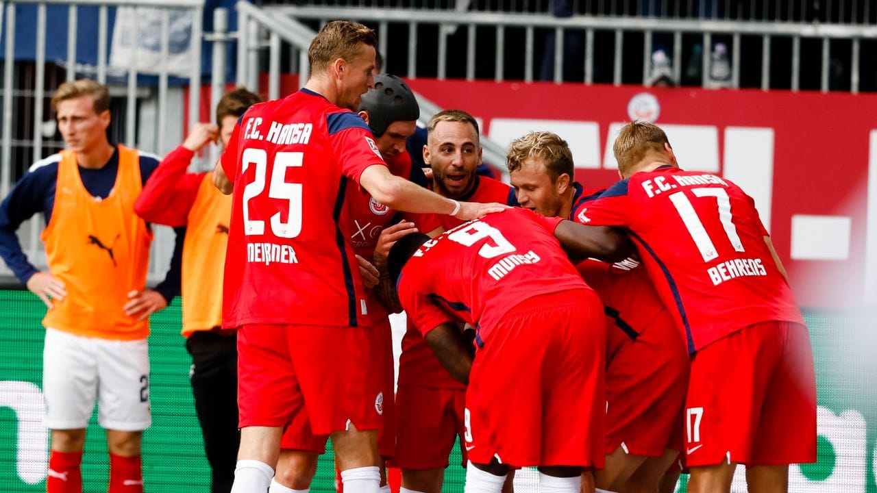 Rostocks Spieler jubeln nach dem 2:0 für Hansa im Ostsee-Duell mit Holstein Kiel. Rostocks Spieler jubeln nach dem 2:0 für Hansa im Ostsee-Duell mit Holstein Kiel.