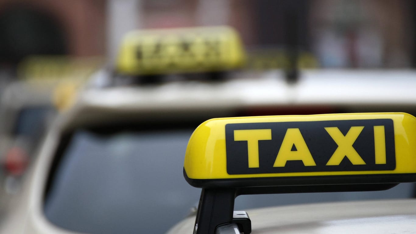 Taxi-Schild an einem Wagen (Symbolbild): In Nürnberg ist ein Taxifahrer angegriffen worden.