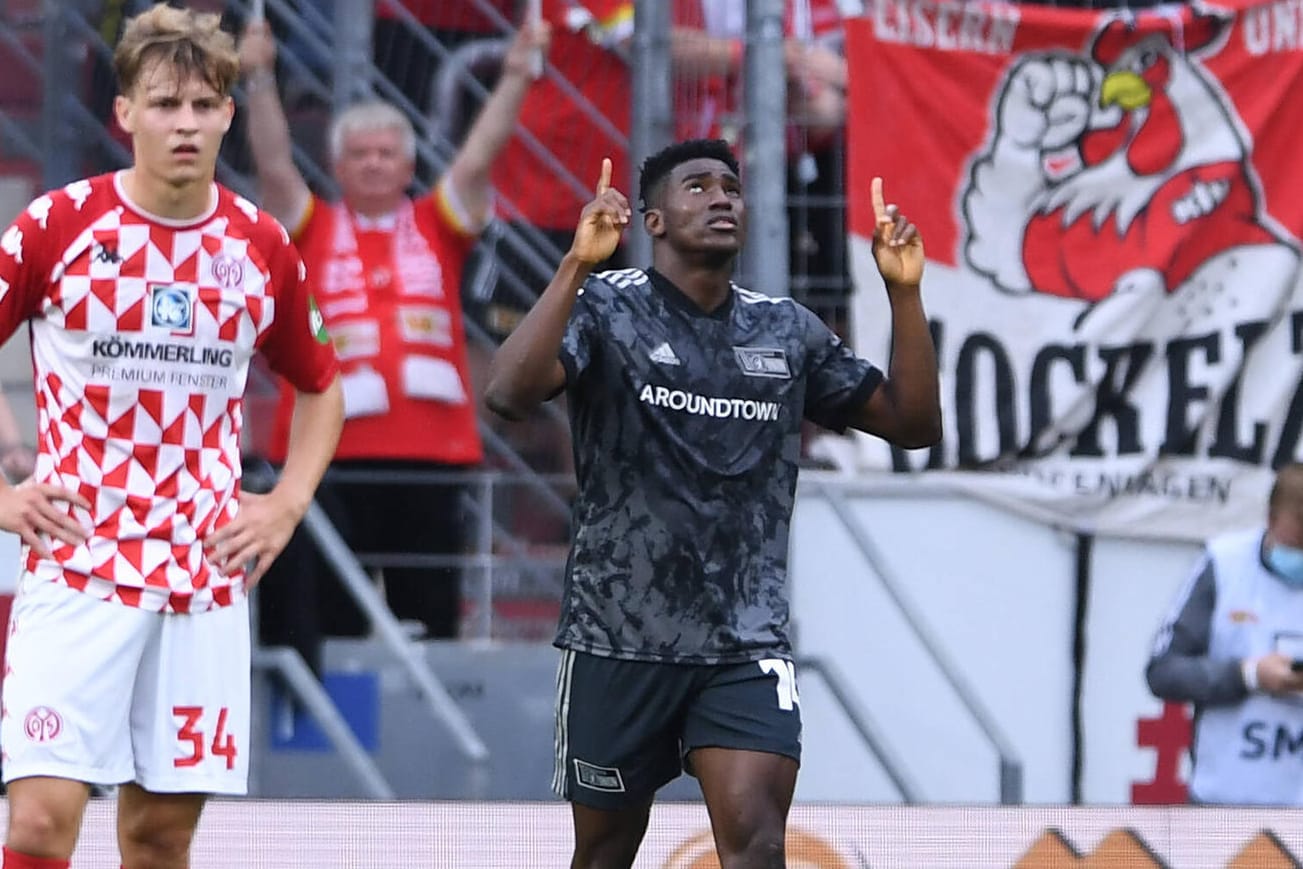 Zwei Finger für zwei Tore gen Himmel: Union-Torjäger Taiwo Awoniyi.